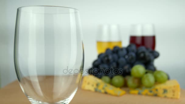 Punainen viini kaadetaan lasi puinen pinta
 - Materiaali, video