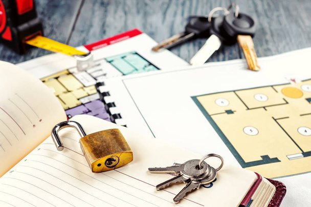 Verknüpfung neuer Schlüssel auf Projektplan eines Mehrfamilienhauses - Foto, Bild