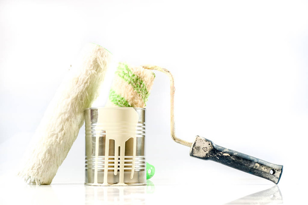 Paint can and brushes on a white background. Paint and repair ac - Foto, afbeelding