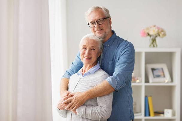 happy senior couple hugging at home - Foto, afbeelding