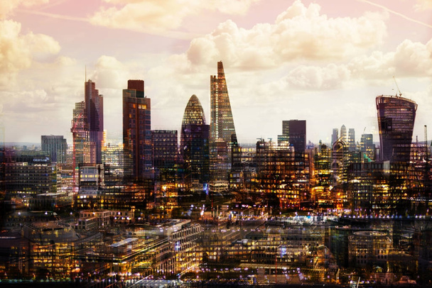 Moderne gebouwen van de City van Londen, meerdere blootstelling afbeelding bevat wolkenkrabbers van zakendistrict bij zonsondergang. Verenigd Koninkrijk, Londen - Foto, afbeelding