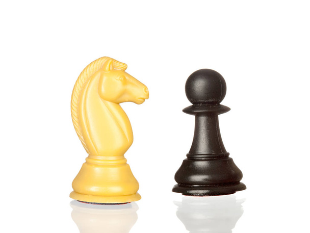 zwarte en gele schaakstukken geïsoleerd op witte achtergrond - Foto, afbeelding