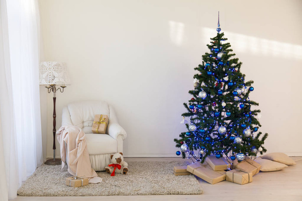 Karácsonyfa, egy világos szoba újévi ajándékok - Fotó, kép