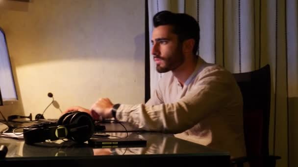 Worried worker sitting at desk at home busy on phone - Video, Çekim