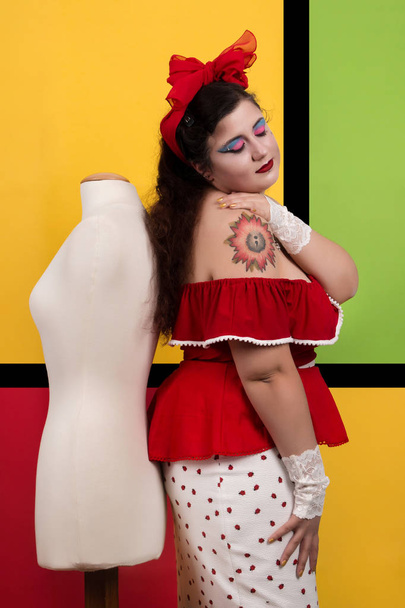 Пинап-девушка на фоне поп-арта
 - Фото, изображение