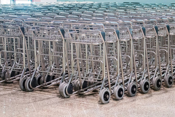 Luchthaven Bagage trolleys - Foto, afbeelding