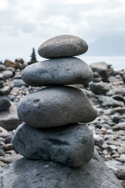 Piedras equilibradas en la playa
 - Foto, Imagen