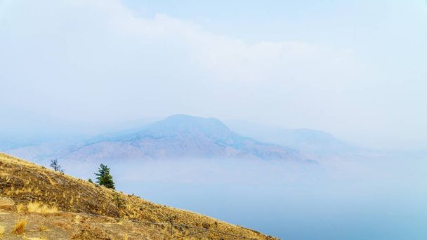 2017 の夏に多くの森林火災のためカムループス湖に掛かる煙 - 写真・画像