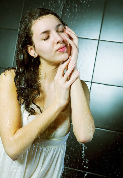 girl taking a shower - Foto, Imagem