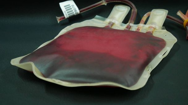 Крупним планом на червоному мішку крові
. - Фото, зображення