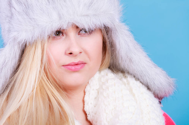 Blonde woman in winter furry hat - Foto, imagen
