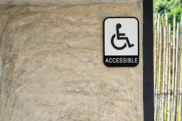 Señal de inodoro para discapacitados en paredes de hormigón
. - Foto, imagen