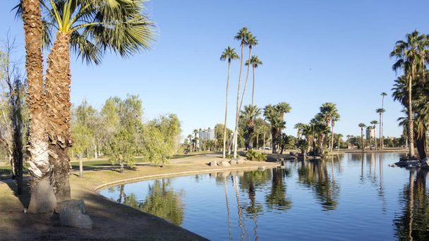 エンカント公園湖、フェニックス、アリゾナ州での反射  - 写真・画像
