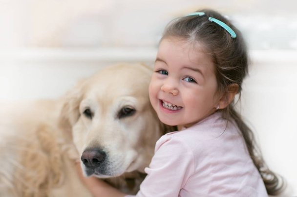 malá holčička se svým psem - Fotografie, Obrázek