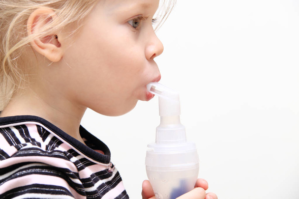 Niño usando inhalador
 - Foto, imagen