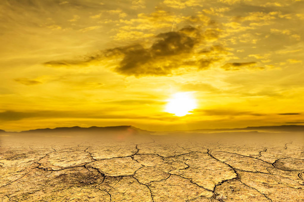 Tierra de sequía y clima cálido
 - Foto, Imagen