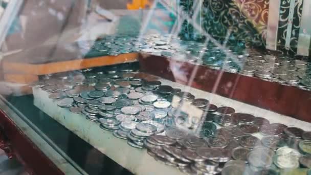 Máquina tragaperras en la que se encuentran las monedas georgianas de Tetri
 - Imágenes, Vídeo