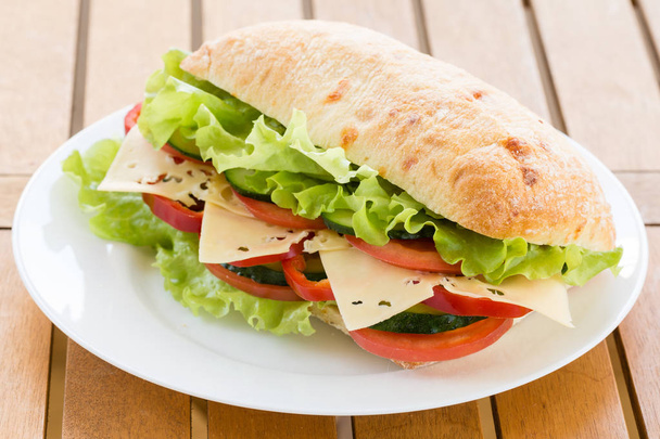 チーズとチャバタ サンドイッチ  - 写真・画像