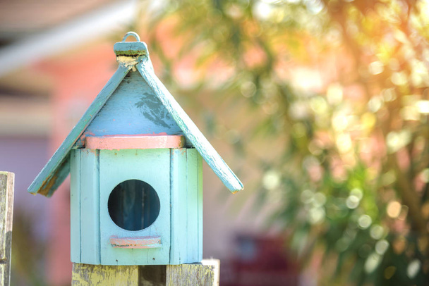 casas de passarinhos bonitos feitas de madeira velha
 - Foto, Imagem