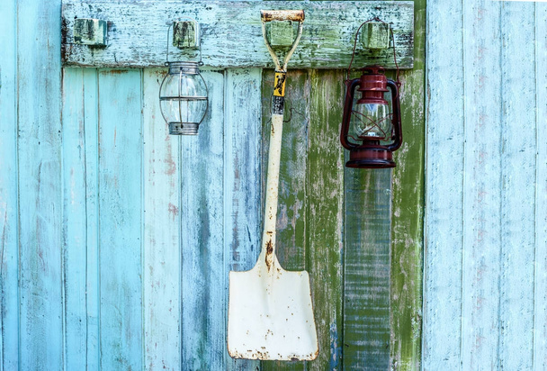 Puutarhanhoito laitteet, Puutarhanhoito työkalut lamppu roikkua puuseinällä
 - Valokuva, kuva