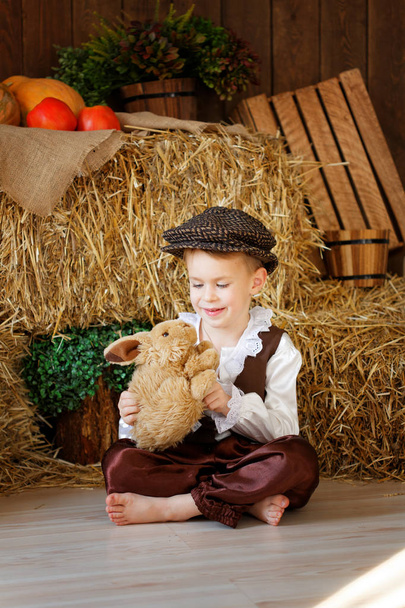 lindo pequeño europeo chico en la gorra con ojos azules
 - Foto, imagen