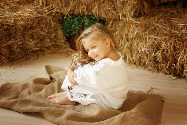 Carino piccola ragazza europea sullo sfondo di legno
 - Foto, immagini