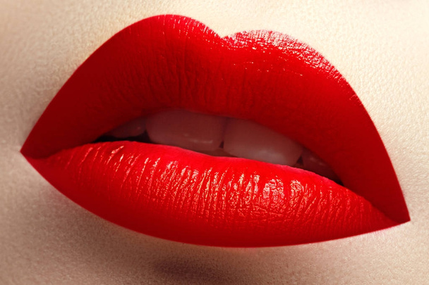 Kauneushoitola ja kylpylä. Lähikuva kaunis seksikäs punainen huulet
 - Valokuva, kuva
