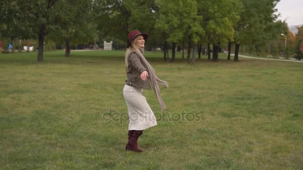 beautiful blonde girl walking in the park - Materiaali, video