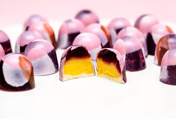 Primo piano di cioccolato dipinto a mano caramelle bonbons su uno sfondo bianco
. - Foto, immagini