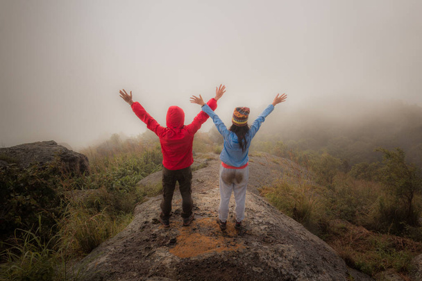 turistika pár šťastný se dostat na vrchol hory - Fotografie, Obrázek