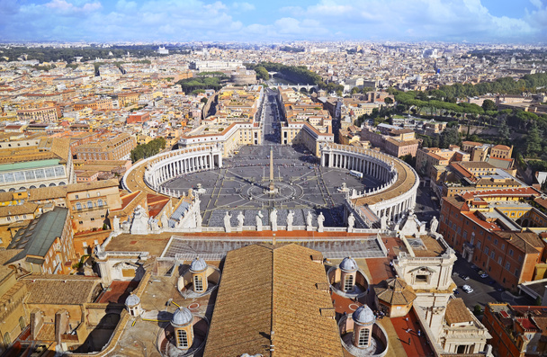 Panorama de la plaza de San Pedro en el Vaticano y vista aérea de la ciudad Roma, Italia
  - Foto, imagen
