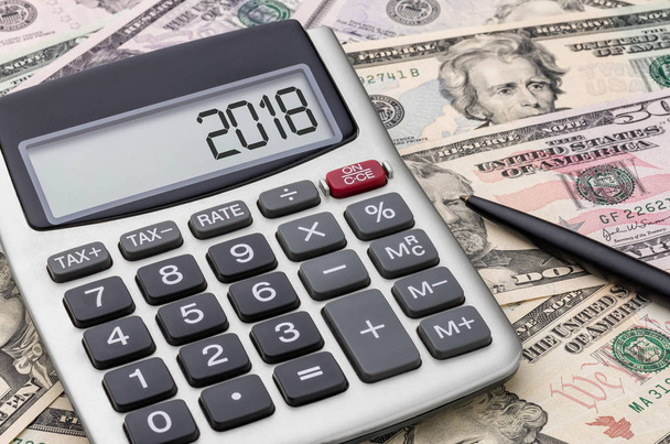 Calculator met geld - 2018 - Foto, afbeelding