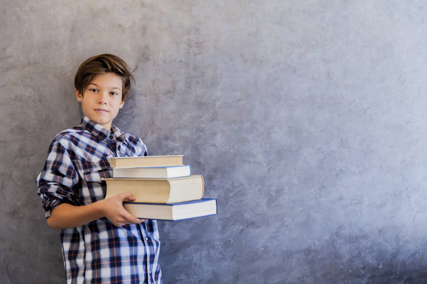 Bonito adolescente escola menino segurando livros
 - Foto, Imagem