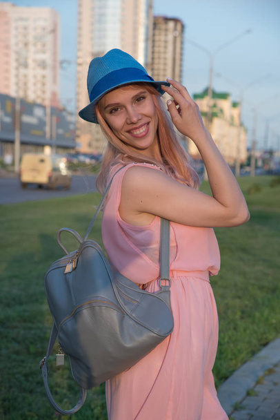 Belle fille blonde en chapeau en robe rose avec sac à dos
  - Photo, image