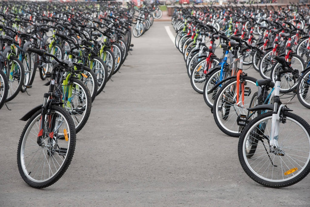 Una fila di un gran numero di biciclette con ruote sulla piazza della città
 - Foto, immagini