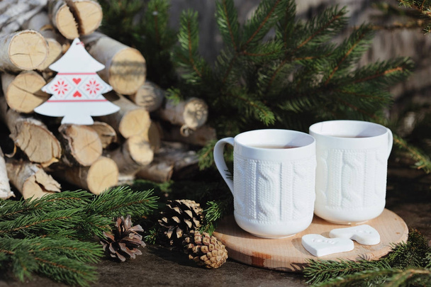 Noel çay, çam dalları ve rustik ahşap arka plan üzerinde tatil dekorasyon - Fotoğraf, Görsel