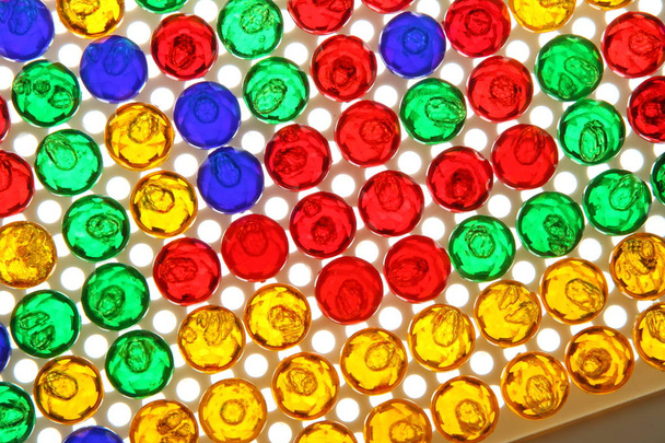 Прямокутні рядки і колони з різнокольорових пластикових штифтів
 - Фото, зображення