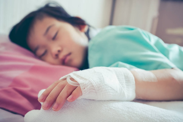Enfermedad niño asiático ingresado en el hospital con solución salina intravenosa
 - Foto, imagen