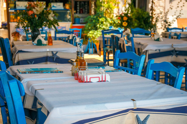 Colores blanco y azul de la taberna griega tradicional. Isla de Creta, Grecia
 - Foto, imagen