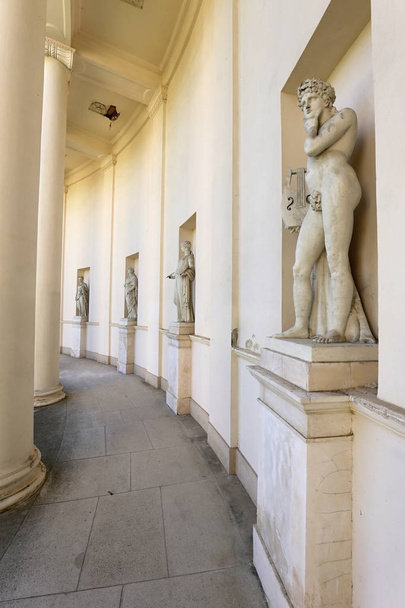Salón con columnas y estatuas antiguas
 - Foto, Imagen