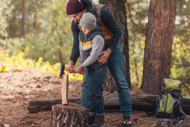 батько і син подрібнюють дрова
 - Фото, зображення