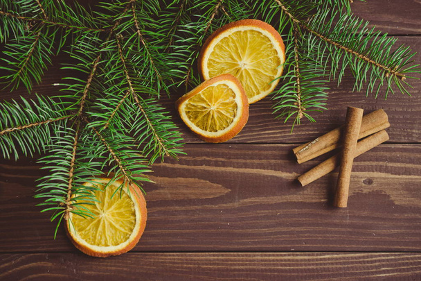 Christmas tree with dried oranges and cinnamon - Фото, изображение