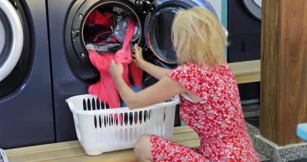 Γυναίκα πλυντήριο ρούχων - Πλάνα, βίντεο