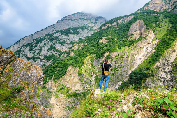 Ταξιδιώτης που στέκεται στην άκρη του βράχου - Φωτογραφία, εικόνα