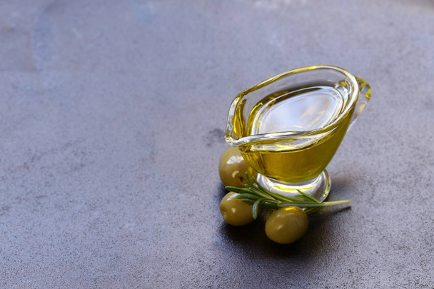 plantaardige olie uit olijven in een glas saus schip - Foto, afbeelding