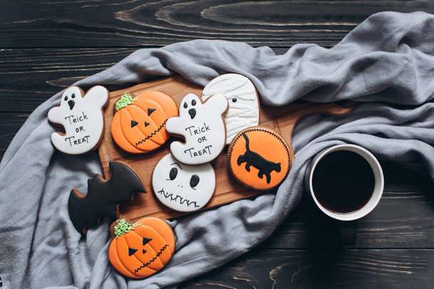 Lebkuchen zu Halloween mit Tasse Kaffee  - Foto, Bild