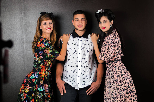 Trio posant dans des vêtements rétro
 - Photo, image