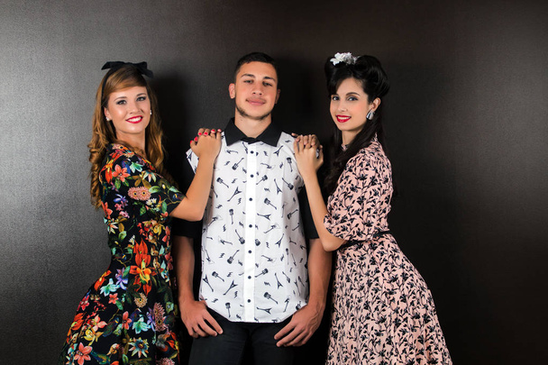 Trio posiert in Retro-Kleidung - Foto, Bild