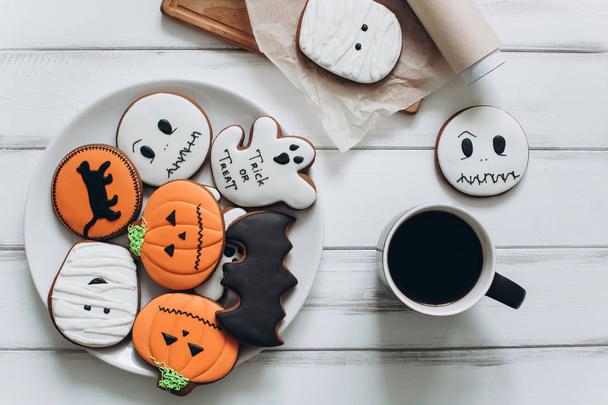 Coffee and scary gingerbread cookies - Photo, Image