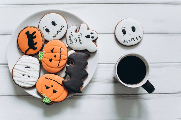 Καφές και τρομακτικό μελόψωμο cookies - Φωτογραφία, εικόνα